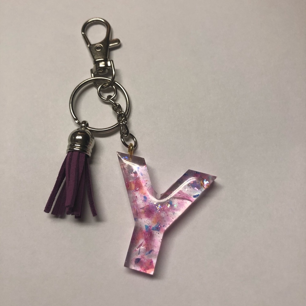 Resin keychain Y with pink glitter chunks